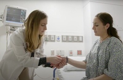 Кодирование Аквилонг в Кабардинке Врач держит пациентку за руку